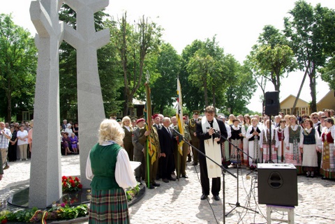 Paminklą pašventino Svėdasų klebonas Vydas Juškėnas